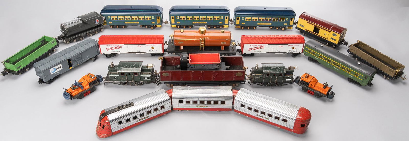 Large Lot of Lionel Trains (1 of 11)