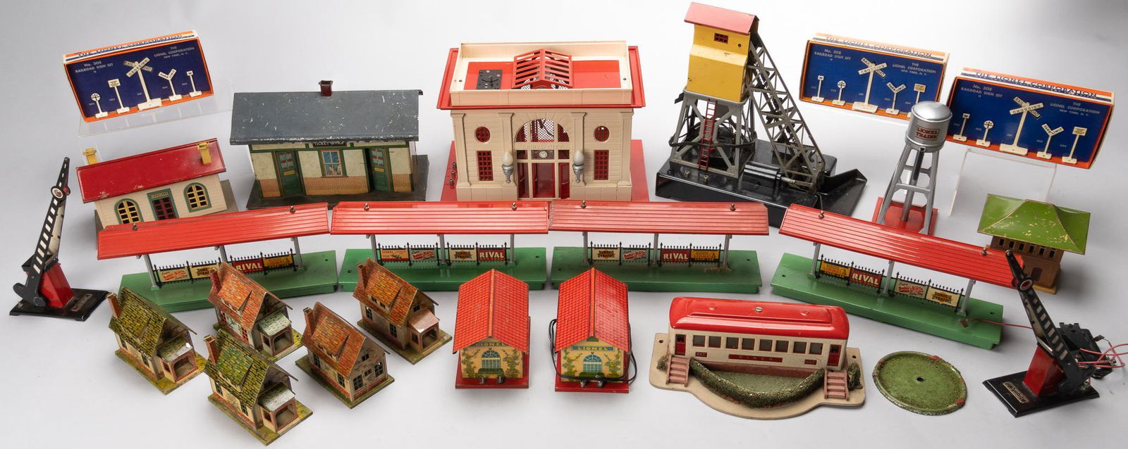 Large Lot of Vintage Lionel Train Buildings (1 of 11)