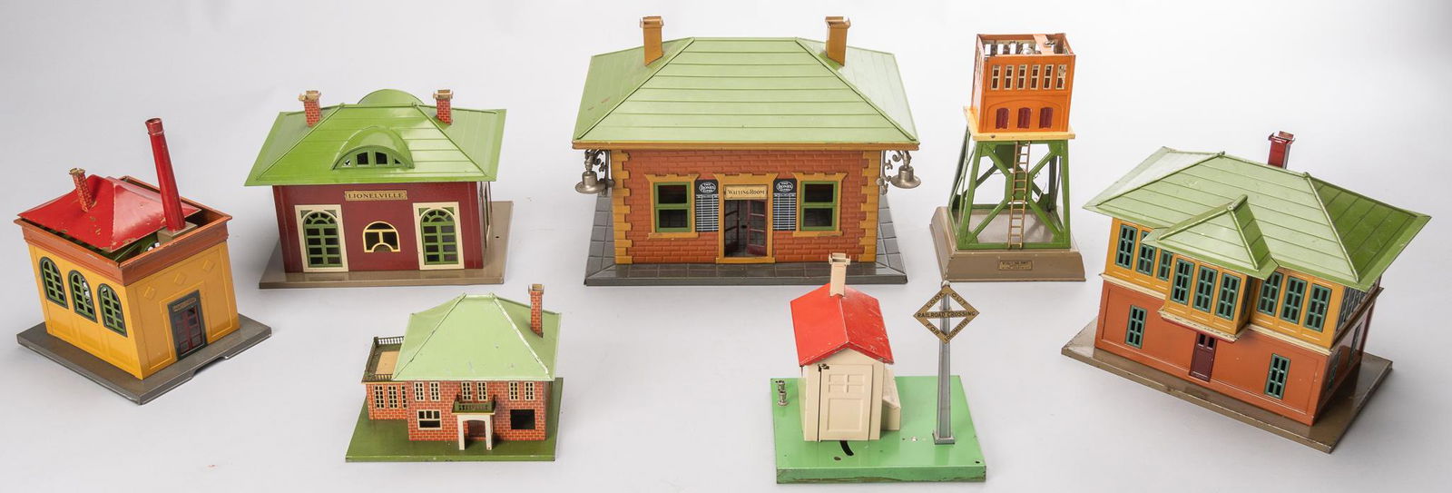 (7) Vintage Lionel Set Buildings (1 of 9)