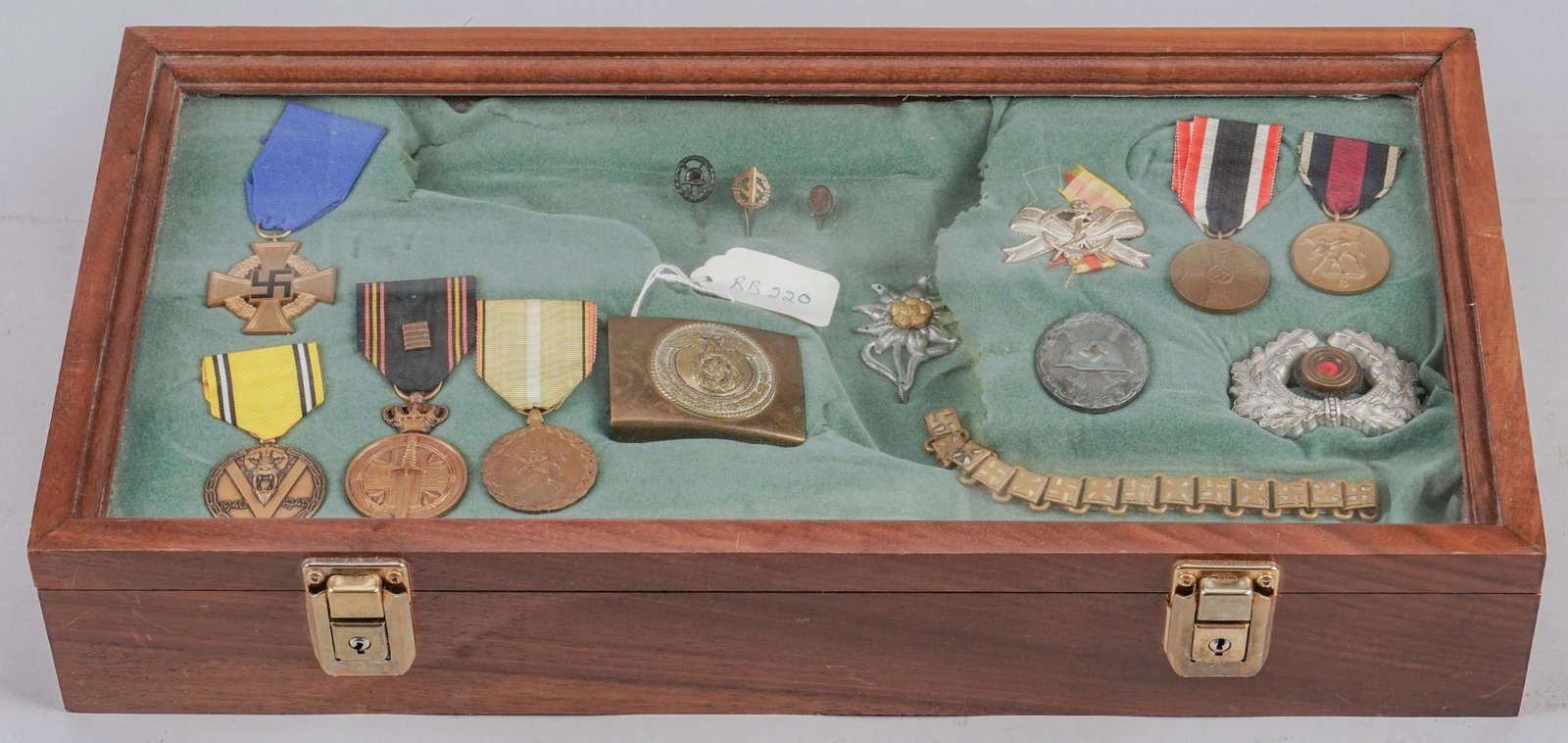 Display of German WWI-WWII Militaria & Ephemora: Includes: -Heer Cap Wreath, Wound Badge, 1938 Sudentenland badge, War Merit medal, Brass SA buckle -Edelweiss Mountain Troops cap badge -3 x lepel pins -WWII Belgian Militia Independance Front MIlitar