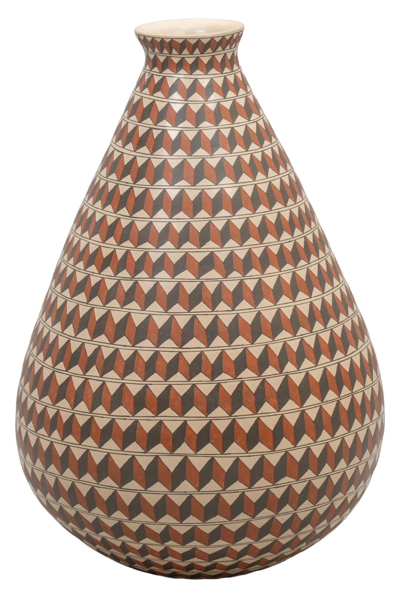 Oralia Lopez (Chihuahua, Mexico), Mata Ortiz Eye Dazzler Vase (1 of 5)