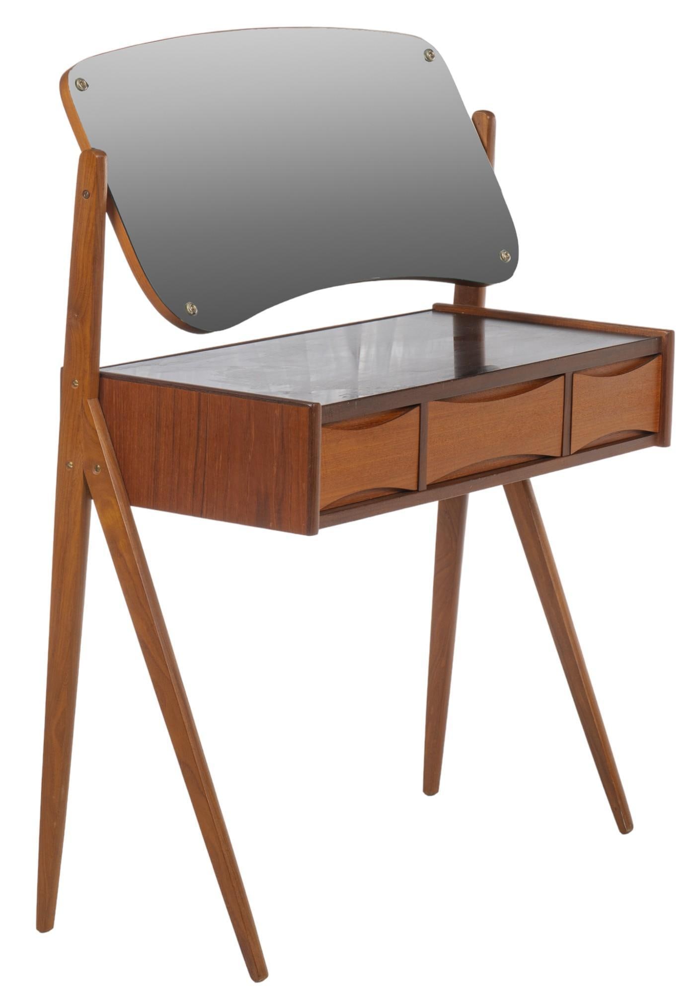 AG Spejl Kobber Beskyttet (DNK) Mid-Century Dressing Table: Arne Vodder for AG Spejl Kobber Beskyttet (Denmark) mid-century dressing table / vanity featuring mirror with rounded, organic shape, above counter space with shiny black finish, above three drawers w