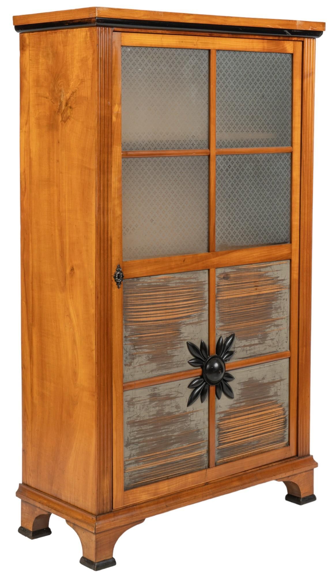 Vintage Display Cabinet (1 of 10)
