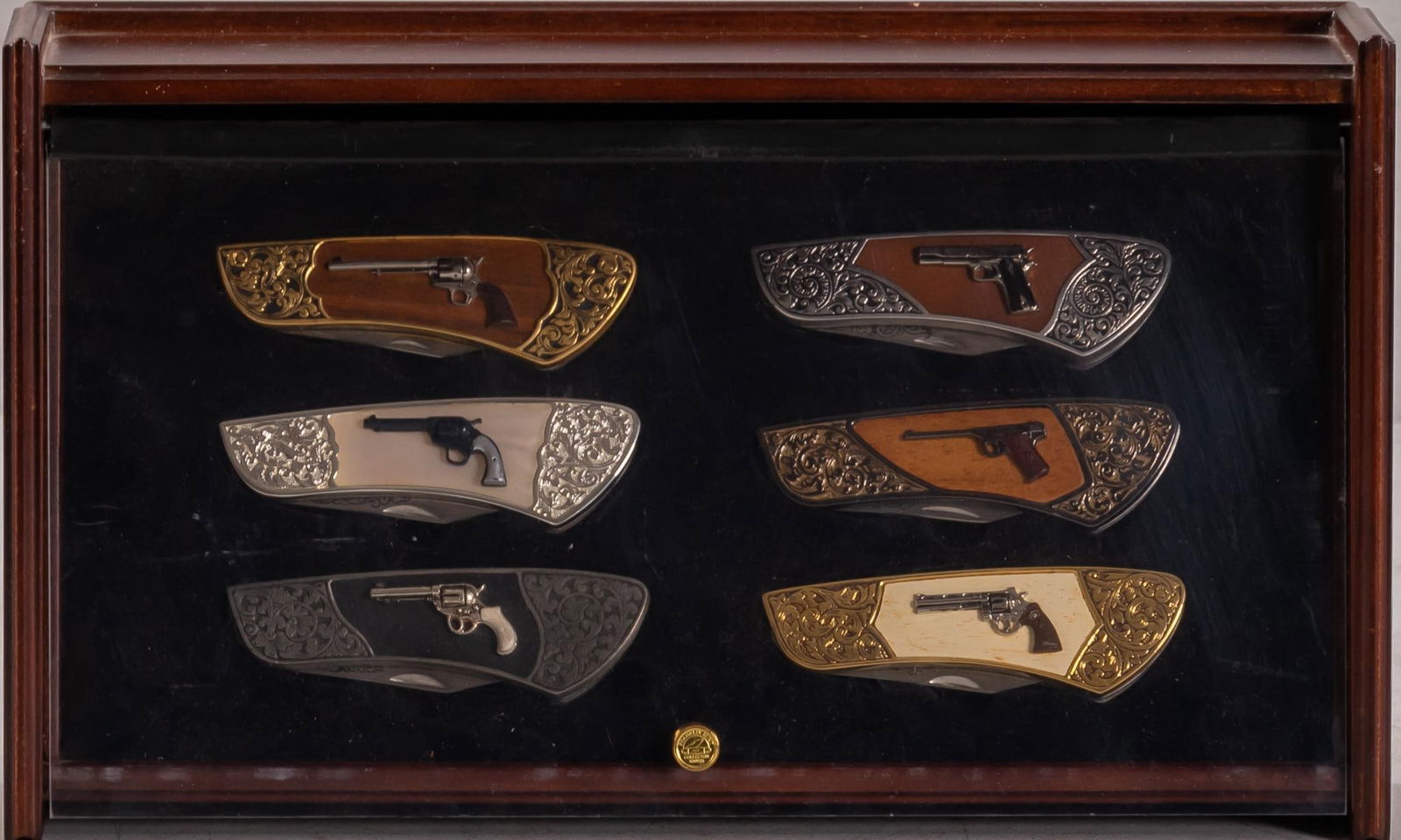 Franklin Mint Colt Handguns Commemorative Pocket Knife Display: Manufacturer: Franklin Mint Condition: all have light wear & patina Includes: (6) Franklin Mint Colt Commemorative pocket knives in hanging display case -a commemorative knife for the 1911, 1955 P
