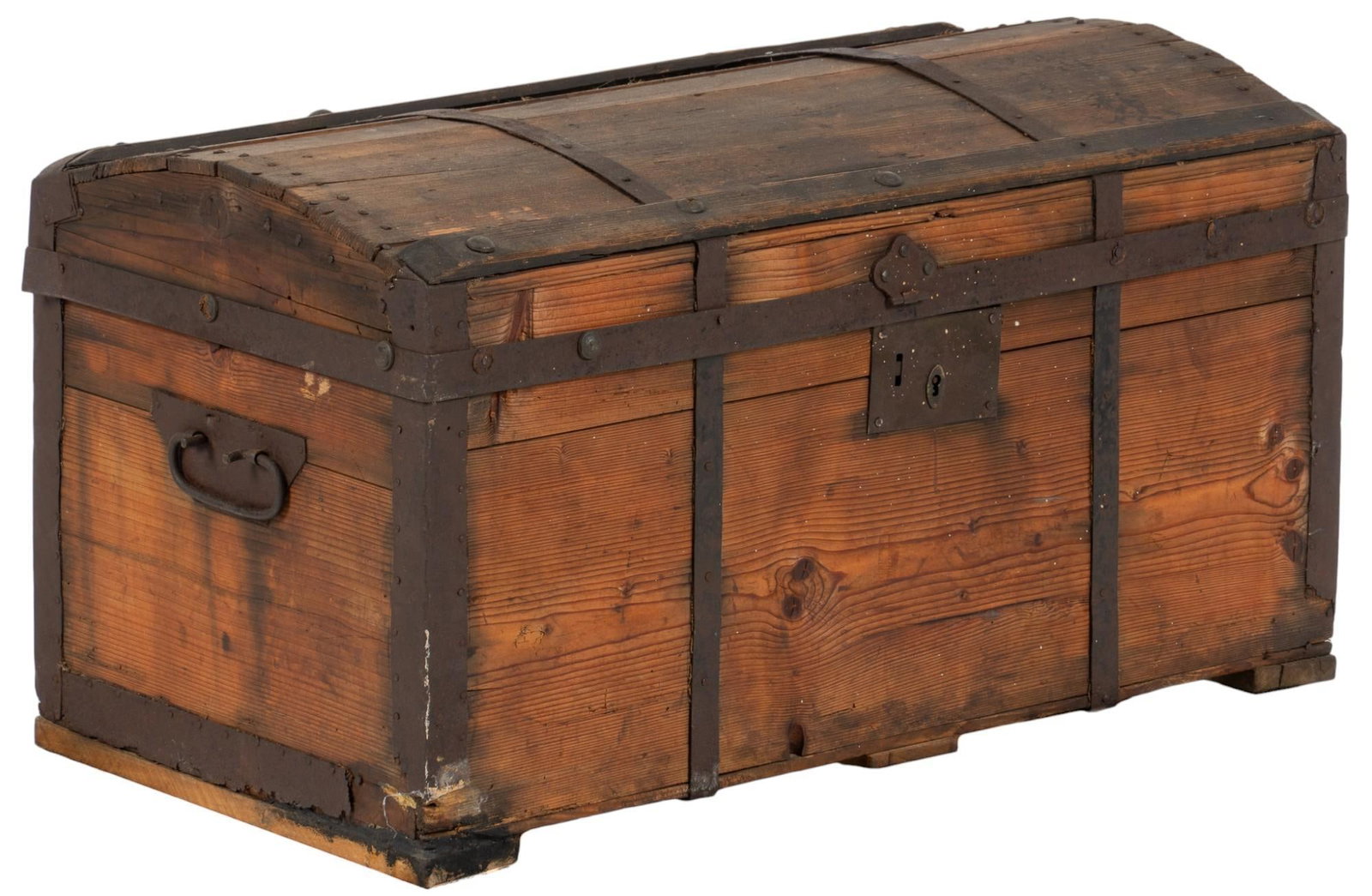 Wooden Farmhouse Trunk: Wooden farmhouse trunk, wooden paneled trunk with metal accents, single interior storage area height 15.5 in. x width 29.5 in. x depth 16 in. Shipping available for this lot through our partner 4CL; p