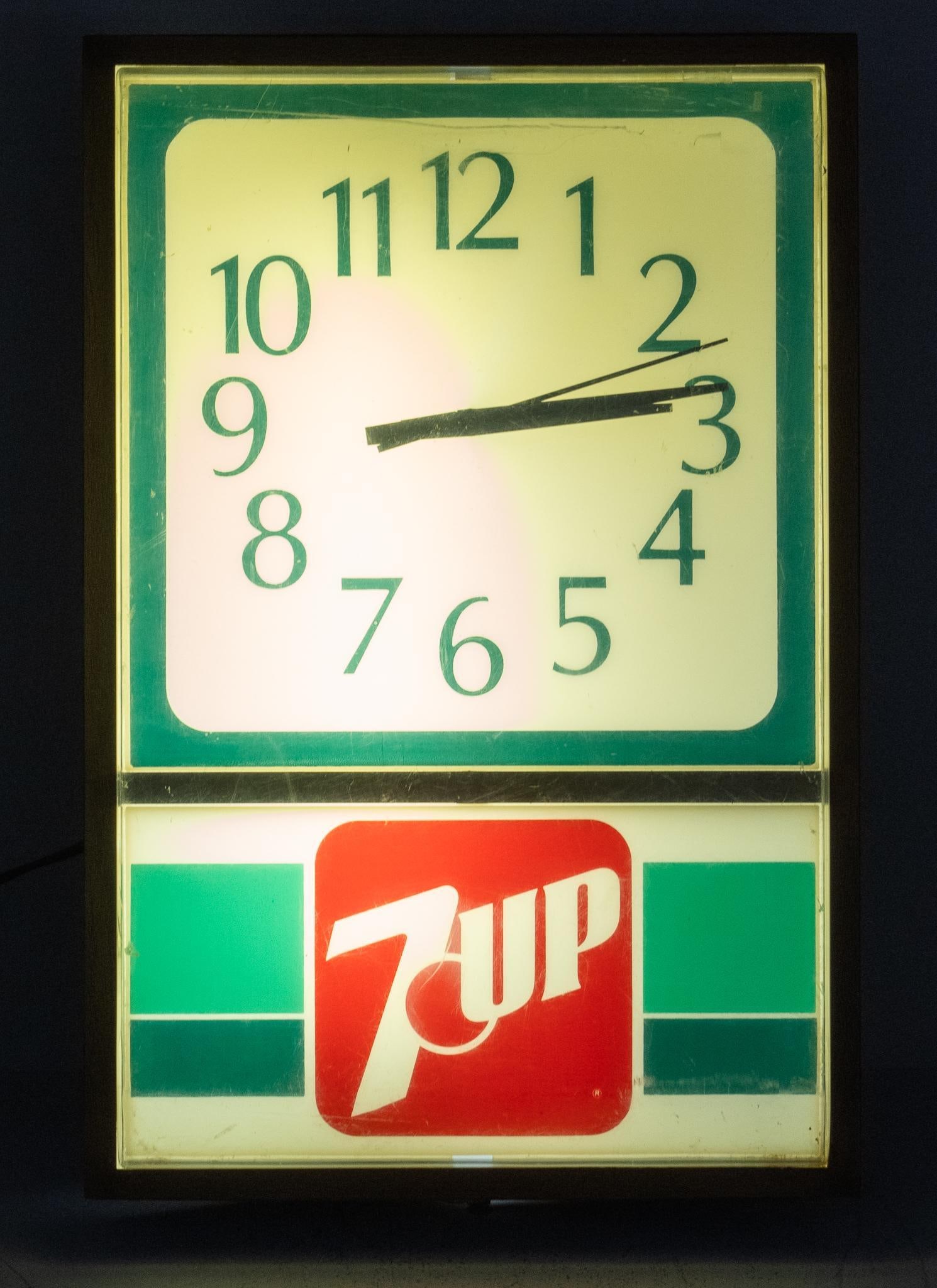 7UP Lit Wall Clock (1 of 9)