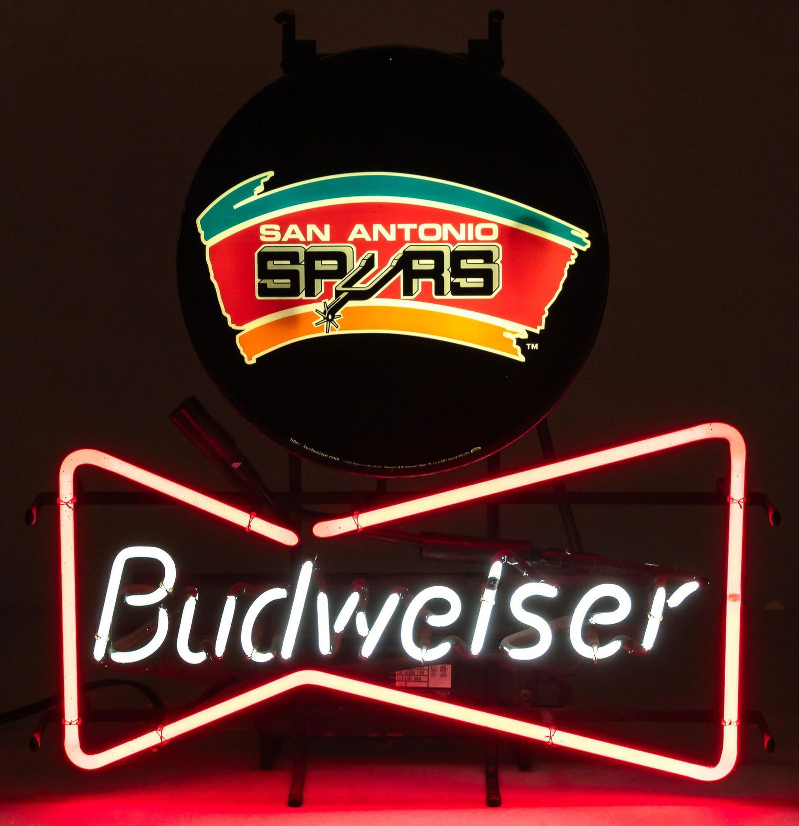 タツ様。Budweiserのネオン Iconic Budweiser eagle's lighted wings flap again
