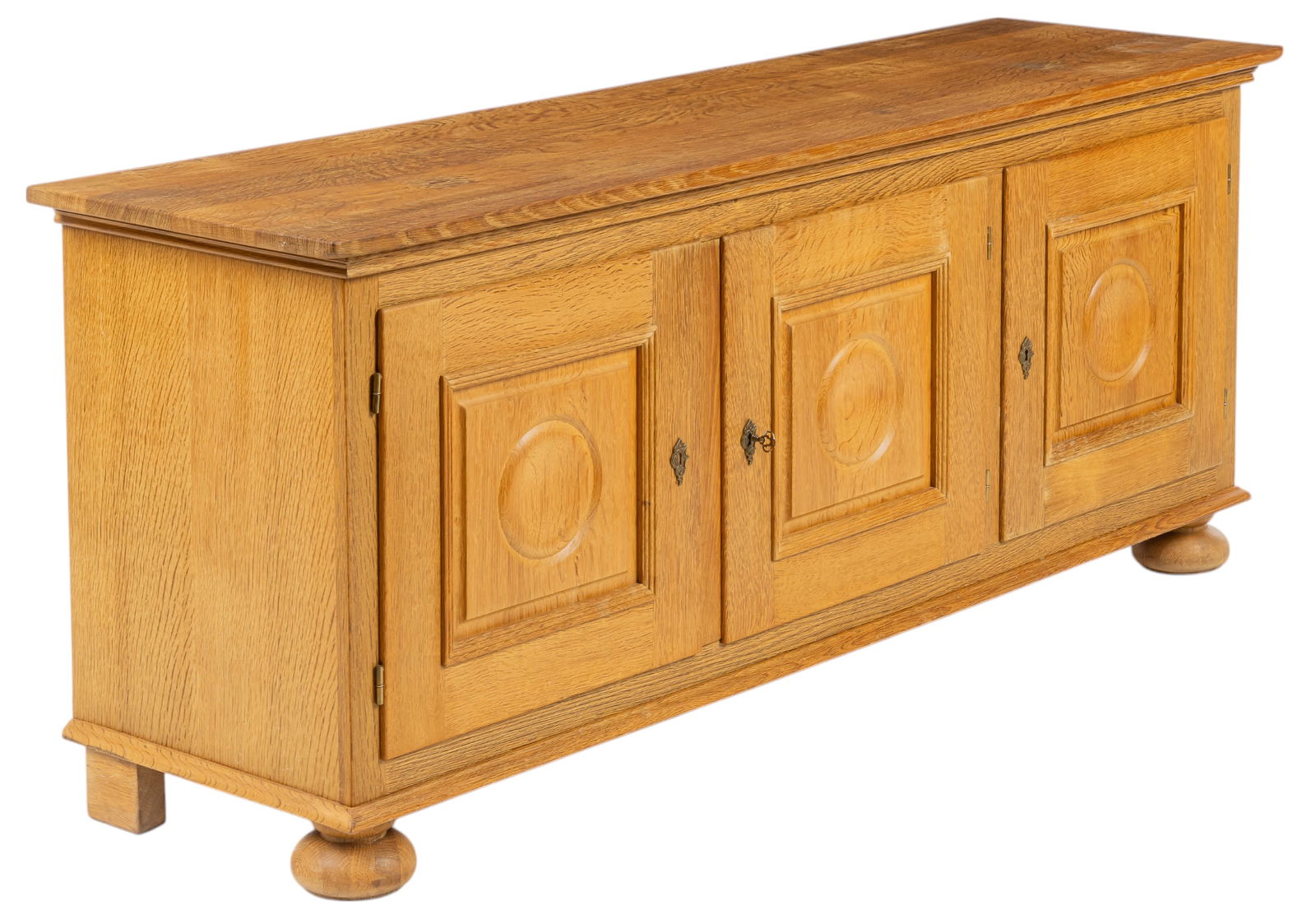 Henning Kjaernulf (DNK) Mid-Century Credenza: Henning Kjaernulf (Denmark) mid-century oak credenza, featuring three paneled cabinet doors, right door opens to reveal three felt-lined trays over interior storage, center and left door open to revea