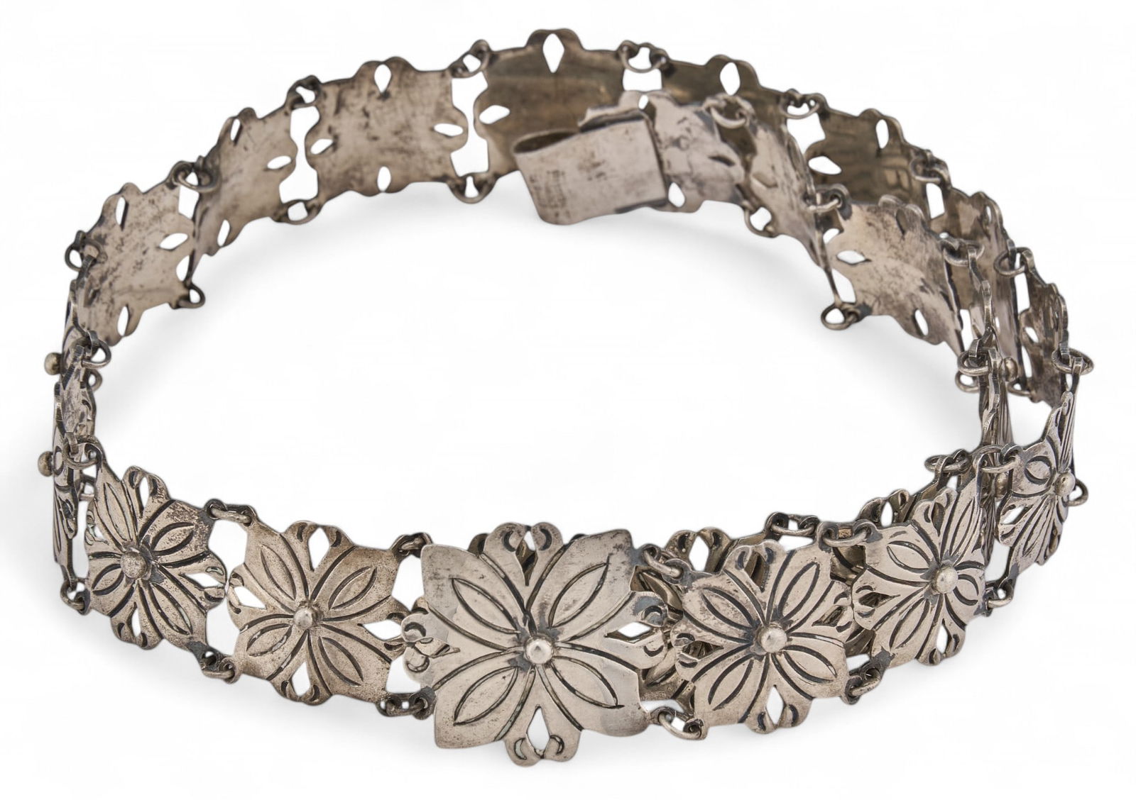 Sterling Silver Floral Belt: Sterling silver floral belt featuring floral links, marked "Sterling Mexico 925" Length: 25 in. Total weight: 4.28 ozt
