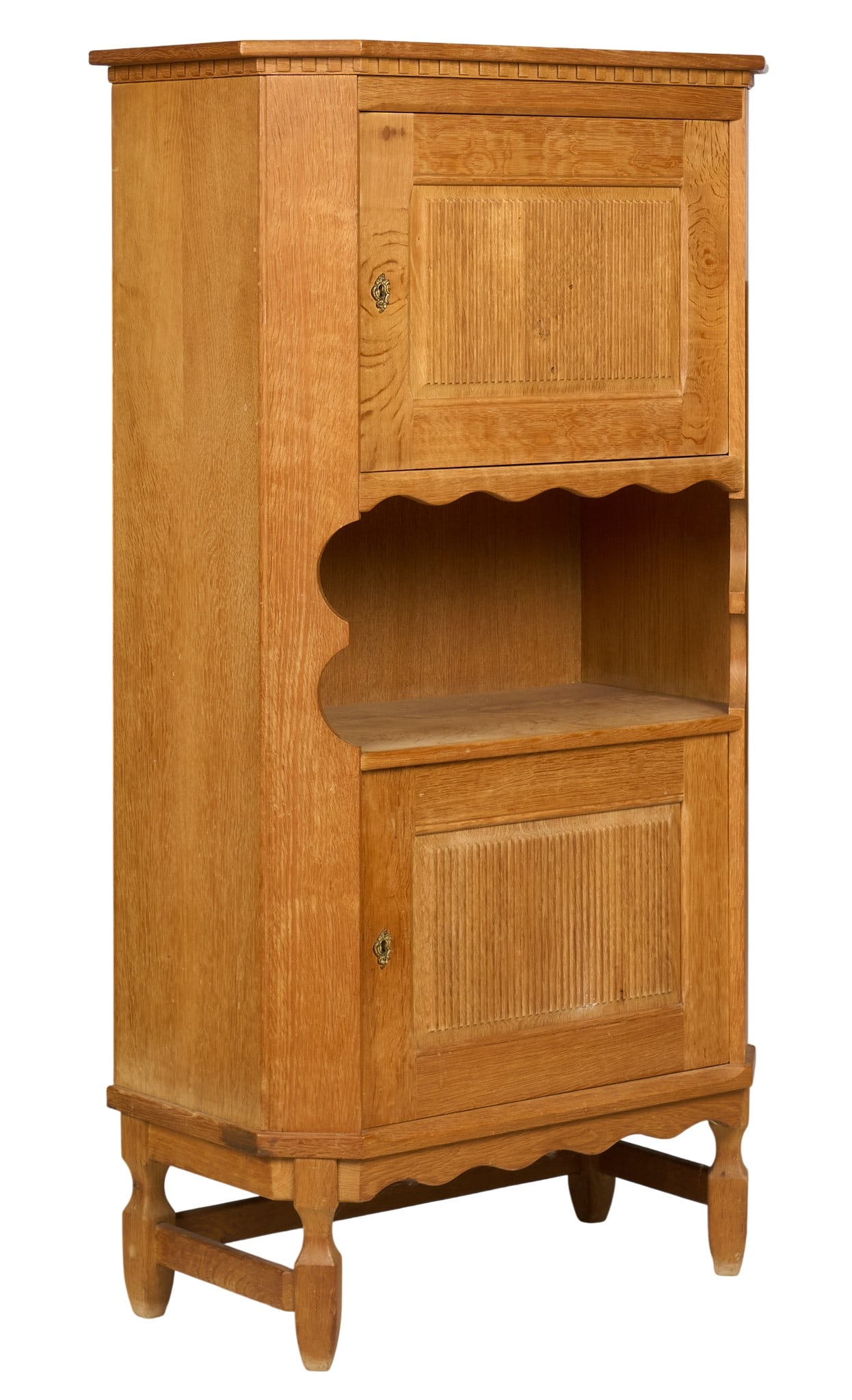 Henning Kjaernulf (DNK) Mid-Century Cabinet: Henning Kjaernulf (Danish) mid-century cabinet, with upper and lower cabinets opening to shelving, flanking open shelf, featuring serpentine apron, on stretchered and shaped block legs height 61 in. x