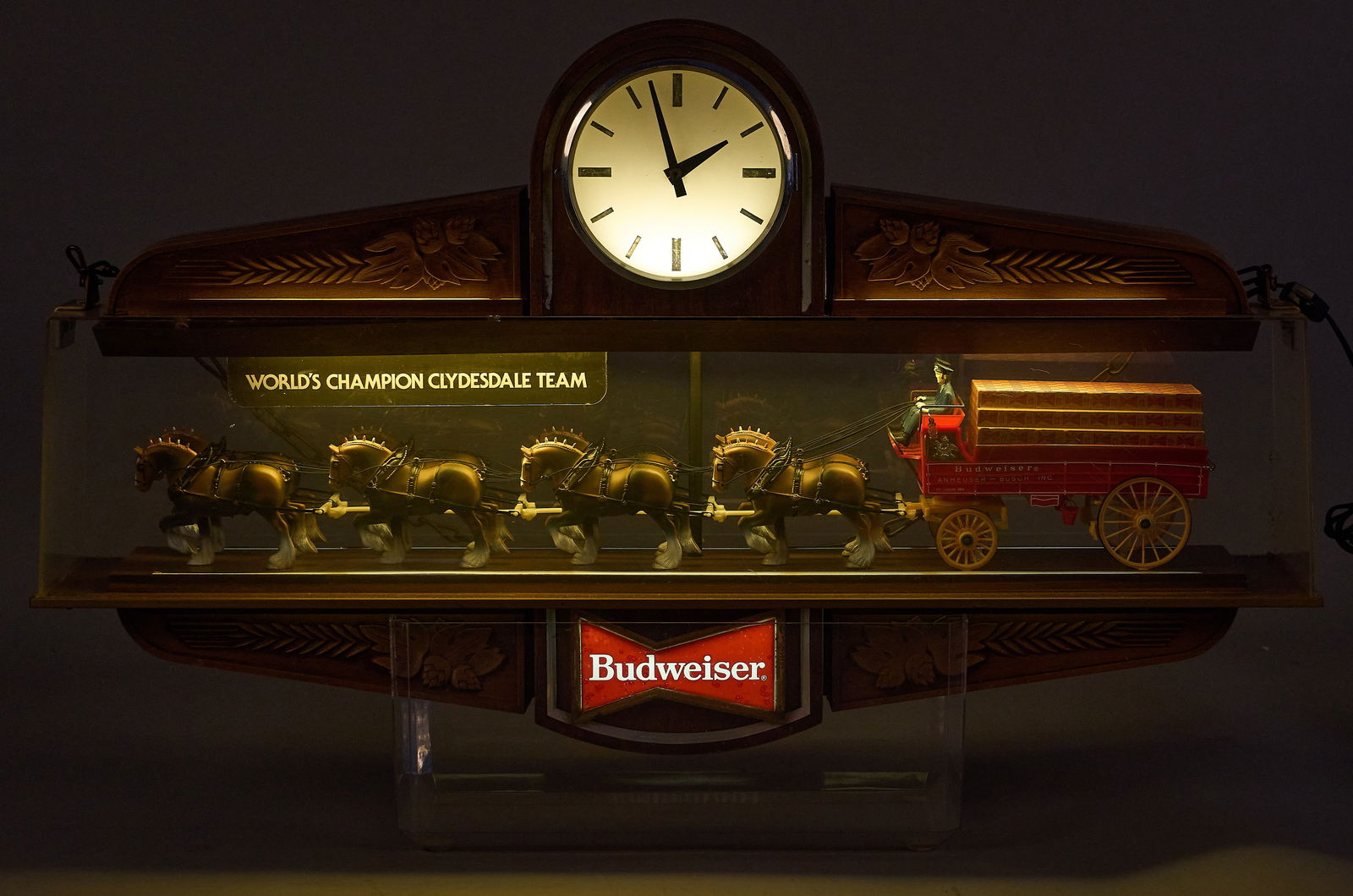 Budweiser "World's Champion Clydesdale Team" Advertising Clock, C. 1970s - 1980s: Budweiser "World's Champion Clydesdale Team" adverting clock, with an enclosed miniature display of eight Clydesdale horses pulling two men and carriage of Budweiser beer, bordered
