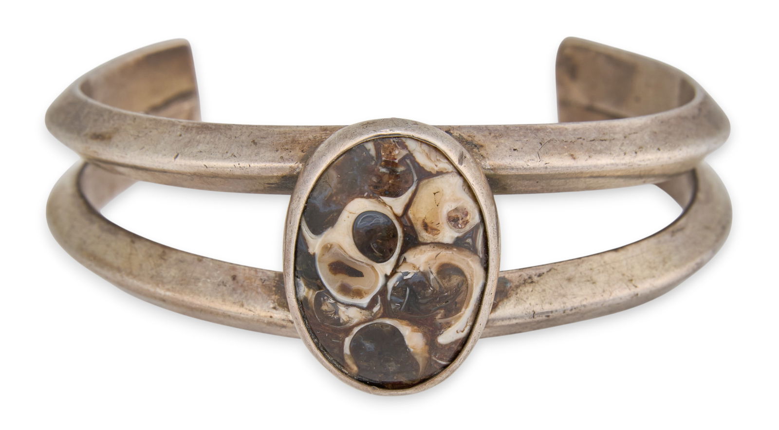 Sterling Silver Agate Cuff: Sterling silver cuff bracelet with inlaid oval-shaped agate, marked "Sterling" Circumference: 6.25 in.Total weight: 1.64 ozt