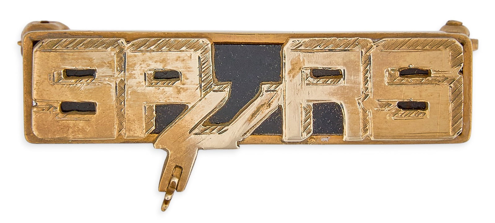 Red McCombs | 14K San Antonio Spurs Pin: Vintage 14K gold pin featuring the San Antonio Spurs logo Size: 1.25 in. / wide Total weight: 4.3 g Provenance: Property from the personal estate collection of iconic Texas businessman, civi