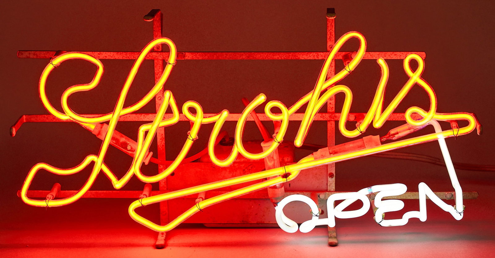 Stroh's Beer Neon Sign: Stroh's Beer (Detroit, Michigan) neon sign, in working condition height 11.5 in. x width 23 in. x depth 6 in. Provena