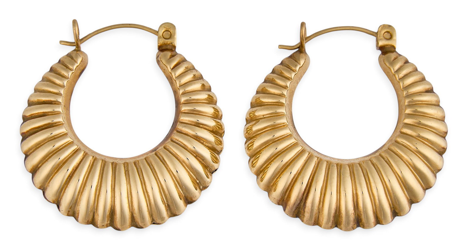 14K Textured Hoop Earrings: Pair of 14K gold textured shrimp style hoop earrings, with hinged posts Size: 0.75 in. / diameter Total weight: 2.63 g Provenance: Property from a home in the Alamo Heights neighborhood of San