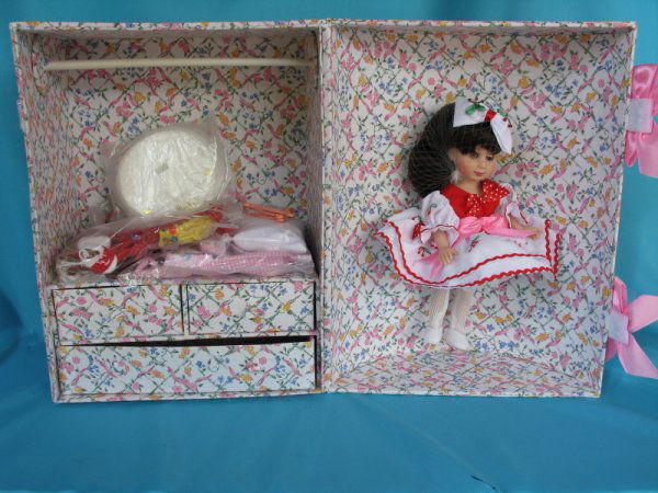 241. MIB Effanbee "Sammy Trunk Set" and doll: 241. MIB Effanbee "Sammy Trunk Set" 23cm Teenage hard vinyl doll gorgeous floral trunk and extra clothes hangers, stand, perfect.