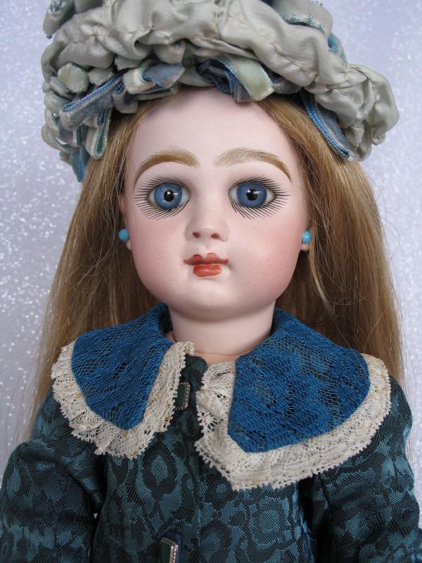 French Tete Jumeau Bebe c1890s, bisque 15" (38cm).: French Tete Jumeau Bebe c1890s, bisque 15" (38cm). Closed rose-red mouth with inner shading, darker peak accents, upturned corners. Blue glass paperweight eyes, black eyeliner, long bold angled black 