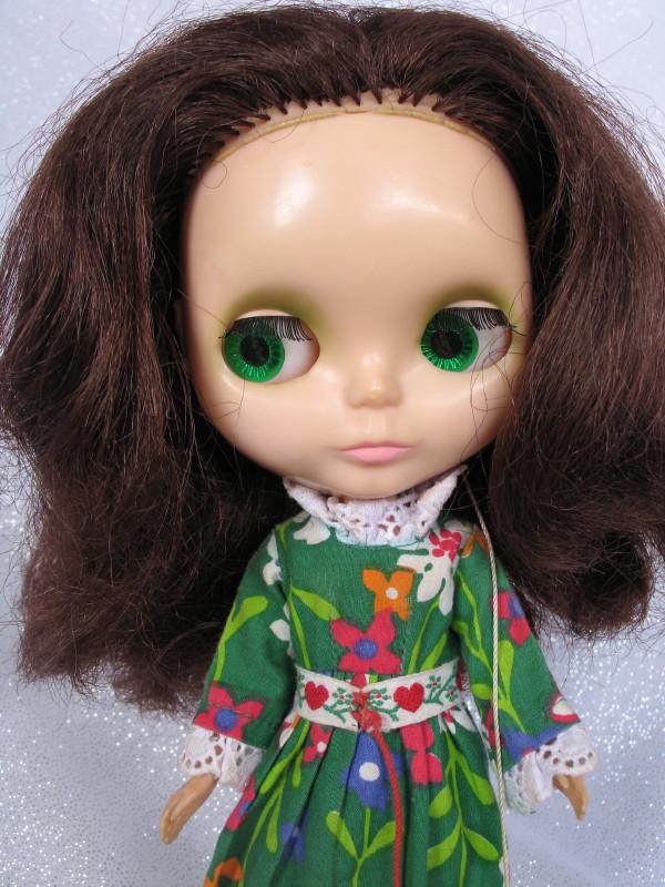 Scarce Kenner 1972 Blythe doll. Lush brownette center: Scarce Kenner 1972 Blythe doll. Lush brownette center part hair, original ring pull, and eyes change colour perfectly. Seven line 1972 makers marks. Has original eyelashes, green eye shadow and excell