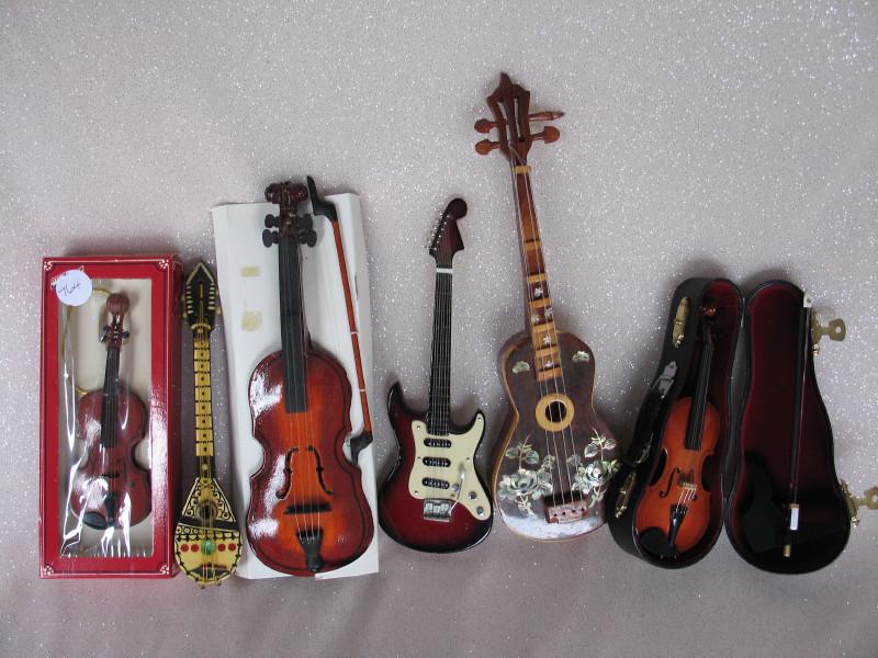 Mixed doll props/toys, includes 7 musical toys. (1 of 4)