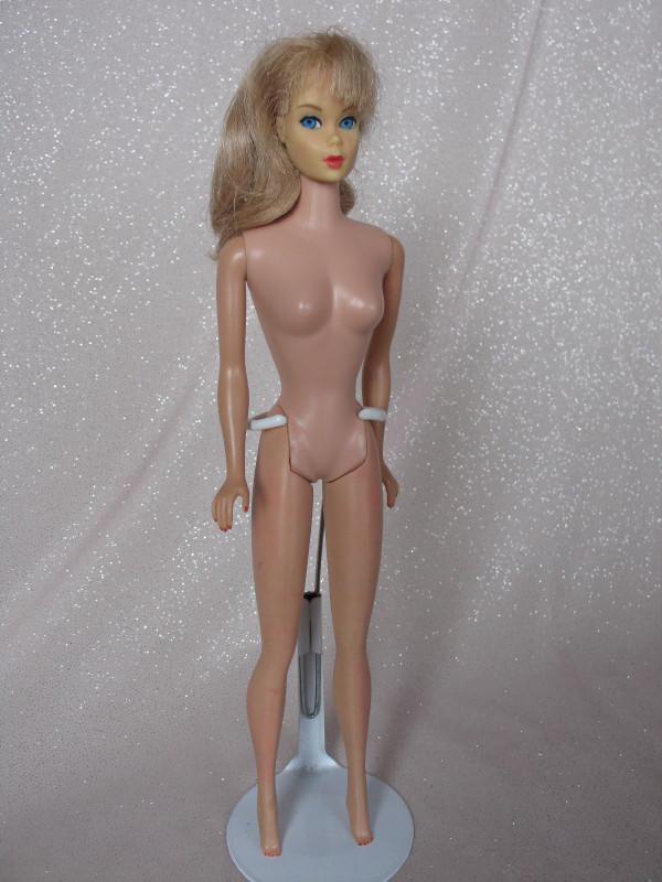 Three Mattel Barbie 'Busy Barbie'. 1971 blonde hair all: Three Mattel Barbie 'Busy Barbie'. 1971 blonde hair all knees click OK, no hands attached to dolls, have three right/1 left hands. PLUS naked 1966 standard Barbie #1160 blonde with lots of green in le