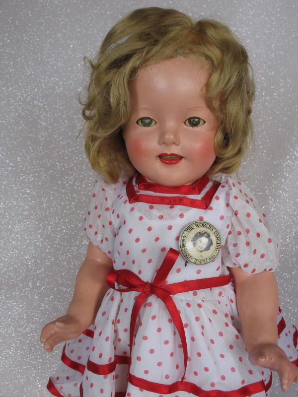 Composition Ideal "Shirley Temple" 1938 18" (46cm).: Composition Ideal "Shirley Temple" 1938 18" (46cm). Honey blonde mohair wig. Repainted face, original glazed sleep eyes, o/mouth with upper teeth. Jointed composition repainted body. Organdie red coin