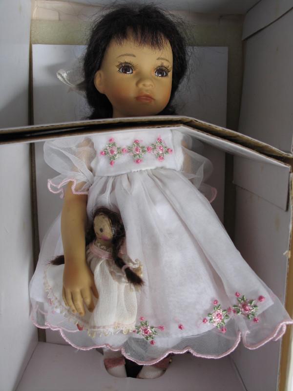 MIB Pauline Bjonness-Jacobsen 20. 5cm "Selena" Latina: MIB Pauline Bjonness-Jacobsen 20. 5cm "Selena" Latina child, porcelain LE176/500 COA/tag/leaflet, 6. 5cm cloth doll, white original outfit.