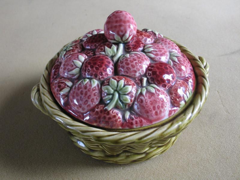 Box of vintage Kitchen/Decorative ware includes:- (1 of 8)