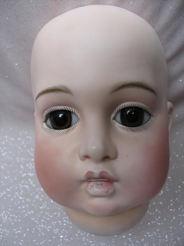 Pressed bisque Bru Jne Circle Dot Bebe c1979-1884 (1 of 2)