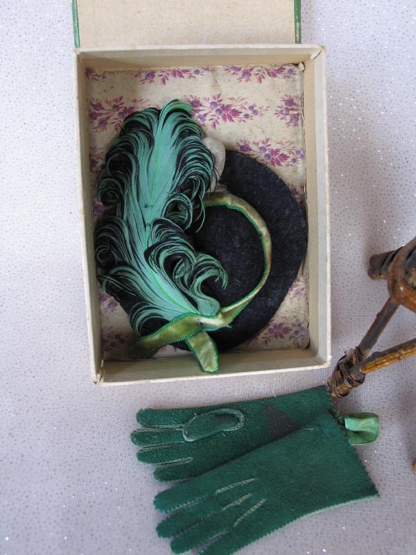 Rare boxed black felt Antique Fashion doll hat with 7cm (1 of 2)