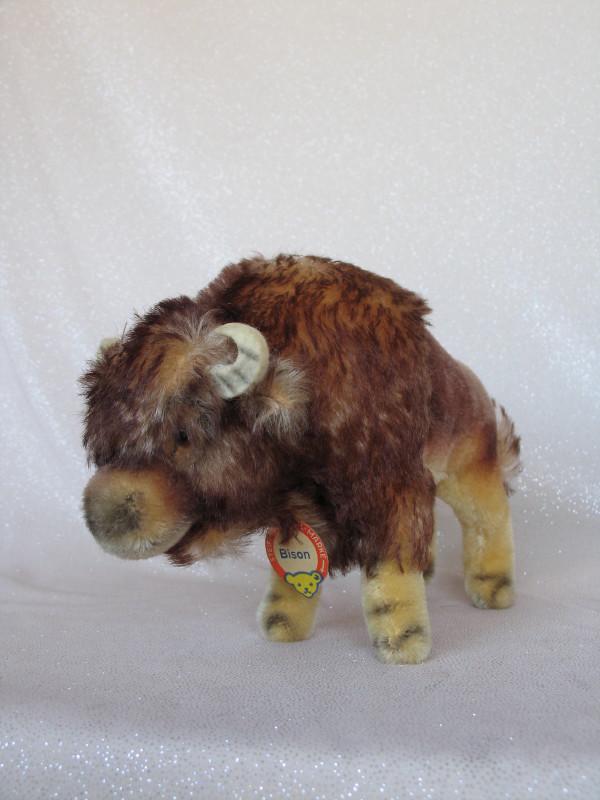Frozen Steiff 'Bison' 17cm 1960 . Shaved-long tipped: Frozen Steiff 'Bison' 17cm 1960 . Shaved-long tipped mohair, felt horns, glass eyes, Steiff Eulan name chest paper tag in excellent condition .