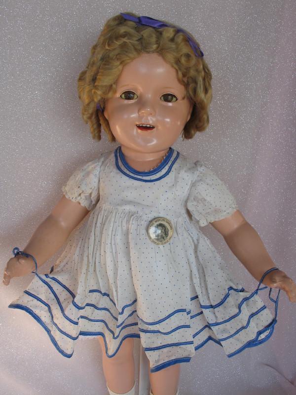 Composition Ideal Shirley Temple 1935 25" (63 . 5cm) .: Composition Ideal Shirley Temple 1935 25" (63 . 5cm) . Brown crazed sleep eyes, real lashes, open mouth with upper row of teeth, original blonde lush mohair wig in original curl set . Head marked with