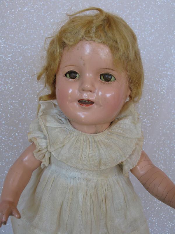 Composition Ideal Shirley Temple 13" (33cm) late 30s .: Composition Ideal Shirley Temple 13" (33cm) late 30s . Brown crazed sleep eyes, real lashes, open mouth with upper teeth, original blonde sparse mohair wig . Composition body with some crazing, head/b