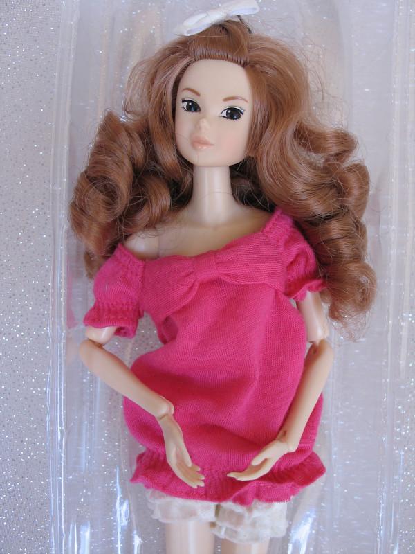 Japan Sekiguchi Momoko "Love A La Mode" 2009 . All: Japan Sekiguchi Momoko "Love A La Mode" 2009 . All original, stored in cello backing in a Barbie pink see-through case .