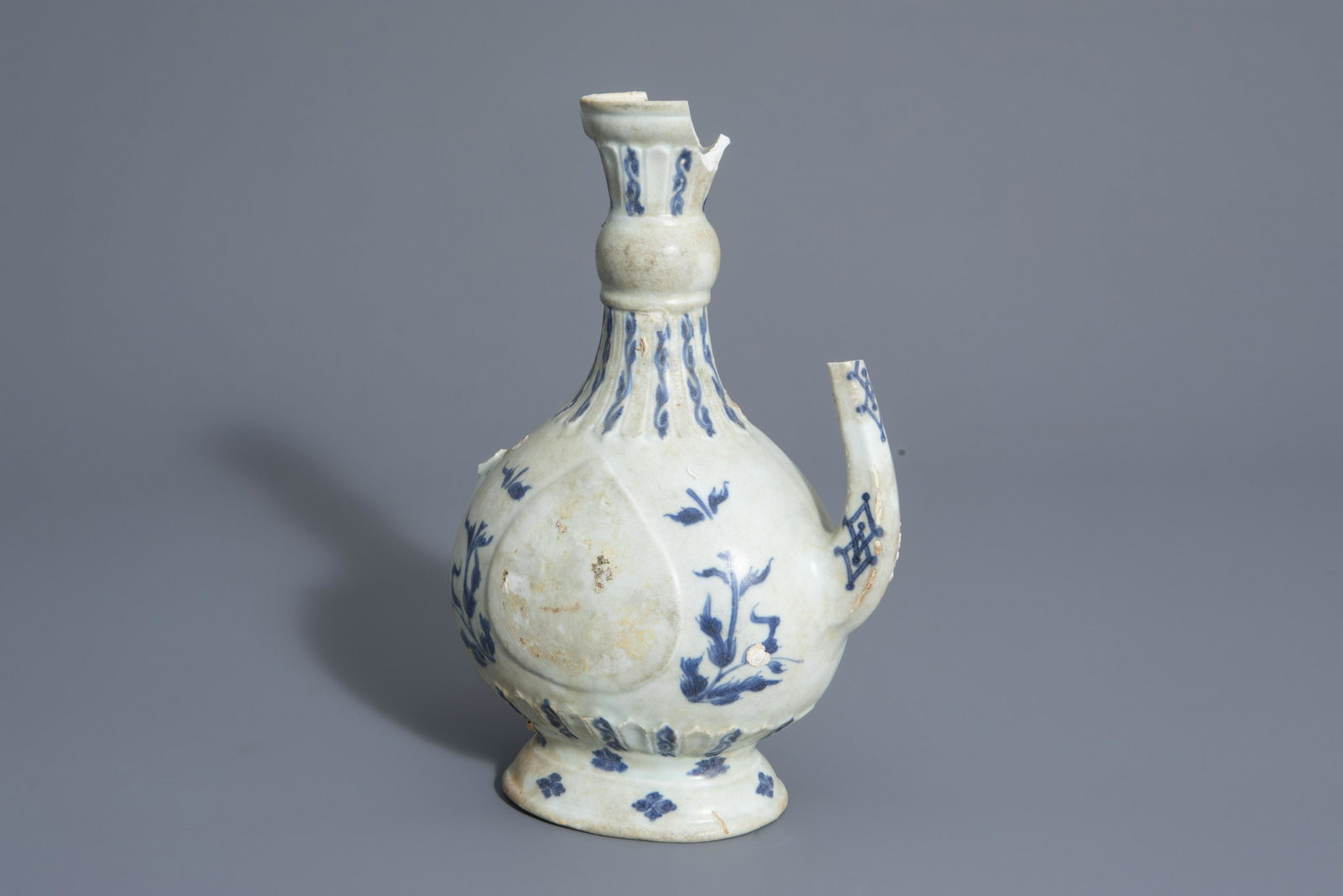 A Chinese blue and white shipwreck porcelain 'aftaba': A Chinese blue and white shipwreck porcelain 'aftaba' ewer for the Islamic market, Ming H 29,5 cm