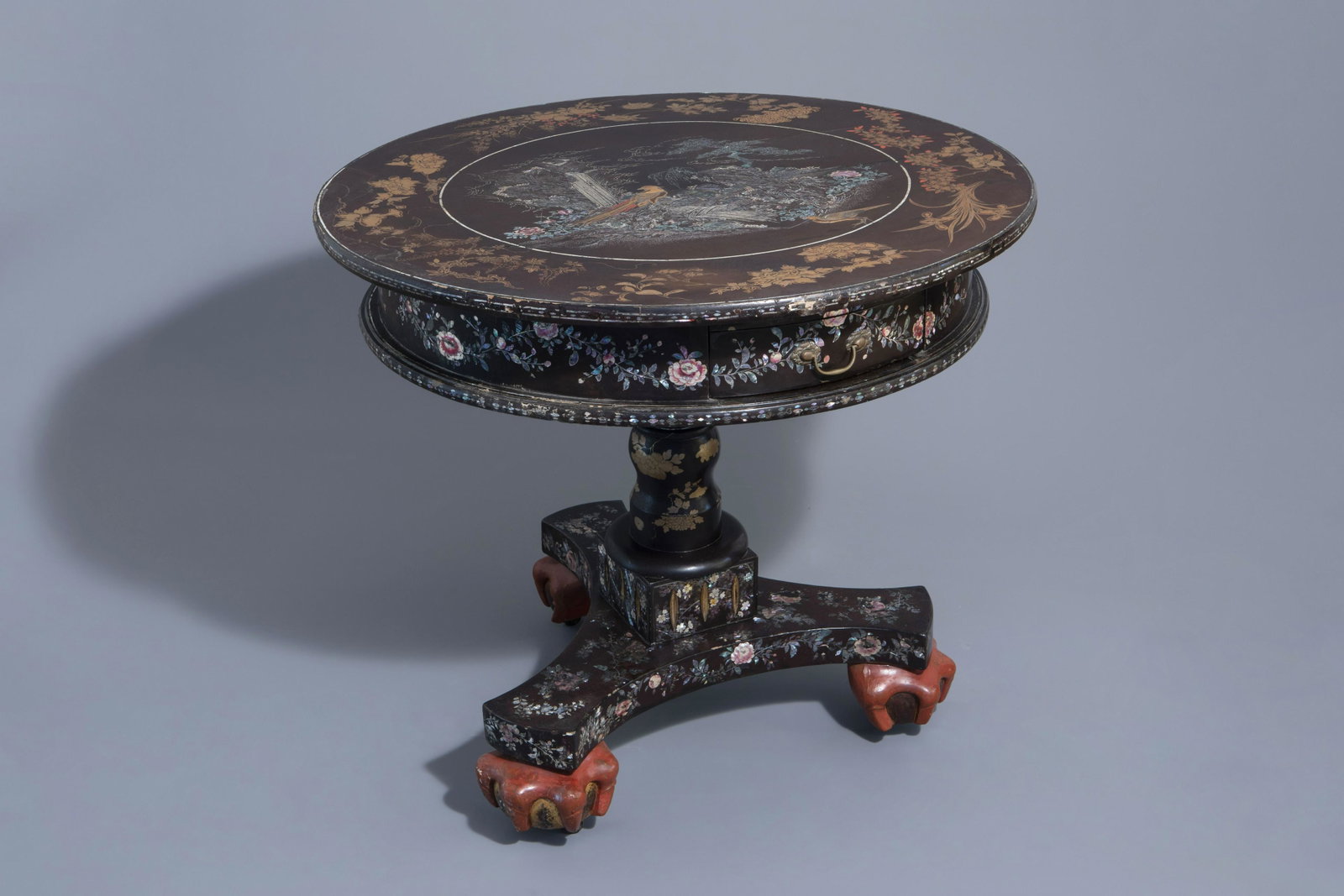A round lacquered wood chinoiserie table with: A round lacquered wood chinoiserie table with mother-of-pearl inlay, France, 19th C. H 80,5 cm - Dia.: 89,5 cm