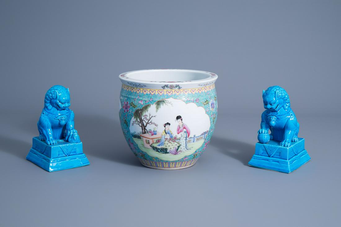 A Chinese famille rose jardinière with ladies in a: A Chinese famille rose jardinière with ladies in a garden and a pair of turquoise glazed models of temple lions, 20th C.-- Description: H 23,4 cm - Dia.: 25,5 cm (the jardinière) H 21