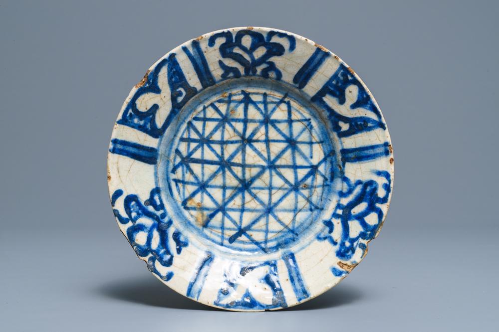 An Islamic blue and white fritware pottery plate,: An Islamic blue and white fritware pottery plate, probably Syria, 18th/19th C. -- Description: Dia.: 20 cm