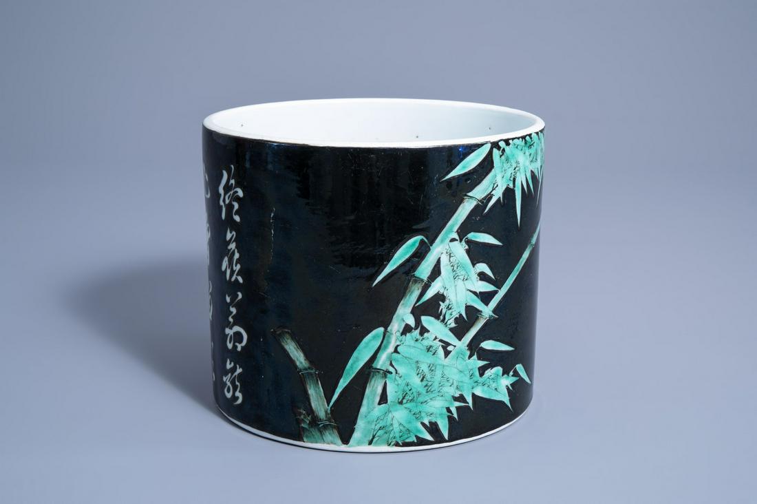 A Chinese famille noire brush pot with bamboo and: Title: A Chinese famille noire brush pot with bamboo and calligraphy, 19th/20th C. Description: H 16,5 cm - Dia.: 19,2 cm
