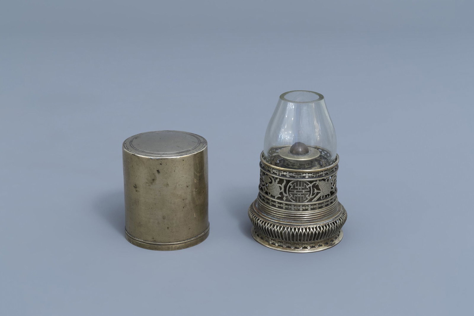 A Chinese paktong opium travel lamp, ca. 1900: Full title: A Chinese paktong opium travel lamp, ca. 1900 Description: H 13 - 11,7 cm (open and closed) Condition:Please contact us to let us know which lots are of interest, so we can make the reques