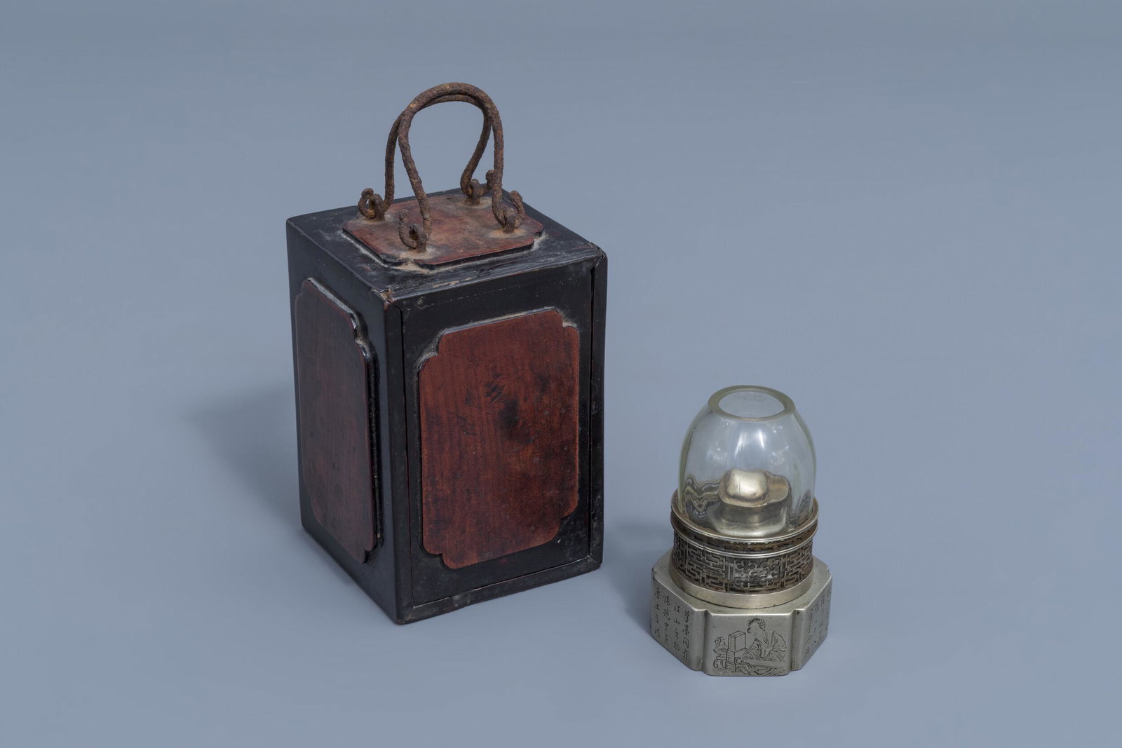 A Chinese paktong opium lamp with ladies in their spare: Full title: A Chinese paktong opium lamp with ladies in their spare time and with the accompanying wooden box, 19th C. Description: H 15 - L 9,9 - D 9,6 cm (the box) H 10,5 cm (the lamp) Condition:Ple