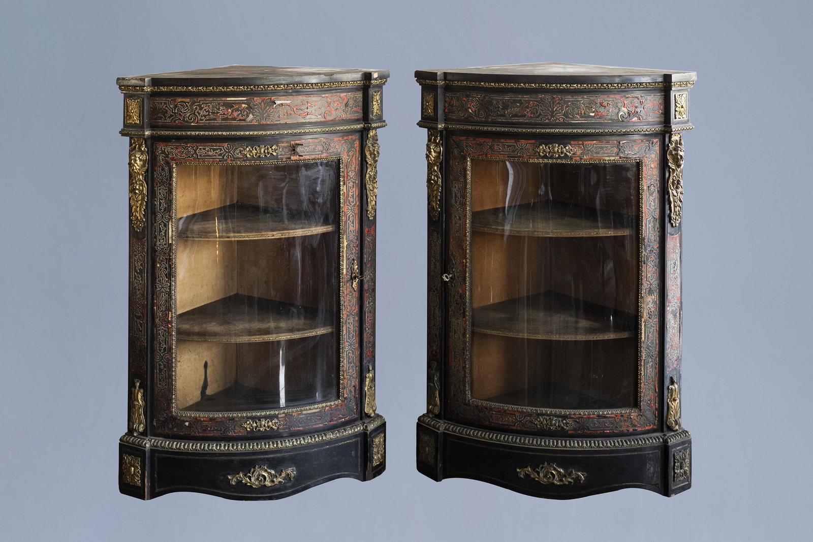 A pair of French Historicism gilt mounted tortoiseshell: Full title: A pair of French Historicism gilt mounted tortoiseshell and brass marquetry Boulle corner cupboards or encoignures, 19th C. Description: H 112,5 - L 73,5 - D 50,5 cm Condition:Please conta