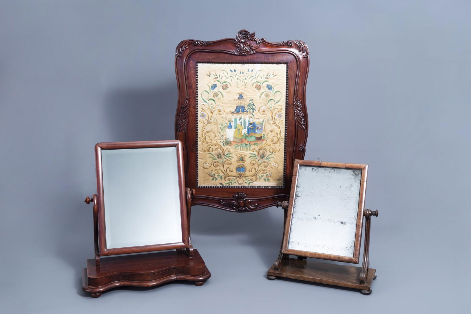 A French Louis XV style carved wooden 'chinoiserie': Full title: A French Louis XV style carved wooden 'chinoiserie' fire screen and two English dressing table mirrors, 19th C. Description: H 113 - L 66 - D 40,5 cm (the fire screen) H 62 - 54 cm (the mi