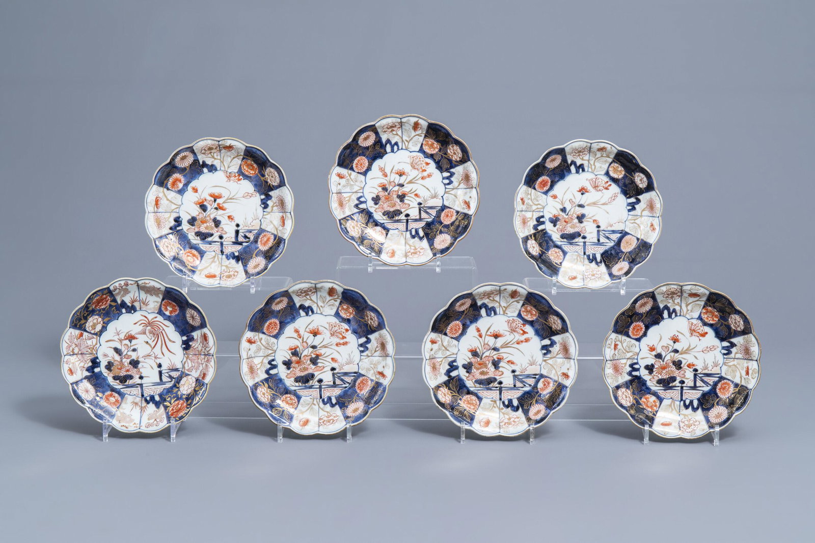 Seven Japanese Imari plates with scalloped rim and: Full title: Seven Japanese Imari plates with scalloped rim and floral design, Edo, 18th C. Description: Dia.: 23,4 - 23,2 cm Condition:Please contact us to let us know which lots are of interest, so w