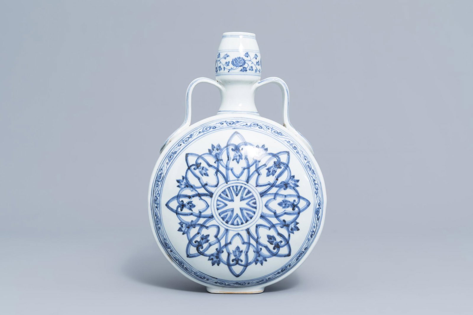 A Chinese blue and white moon flask with floral design,: Title: A Chinese blue and white moon flask with floral design, Xuande mark, 20th C. Description: H 30 cm