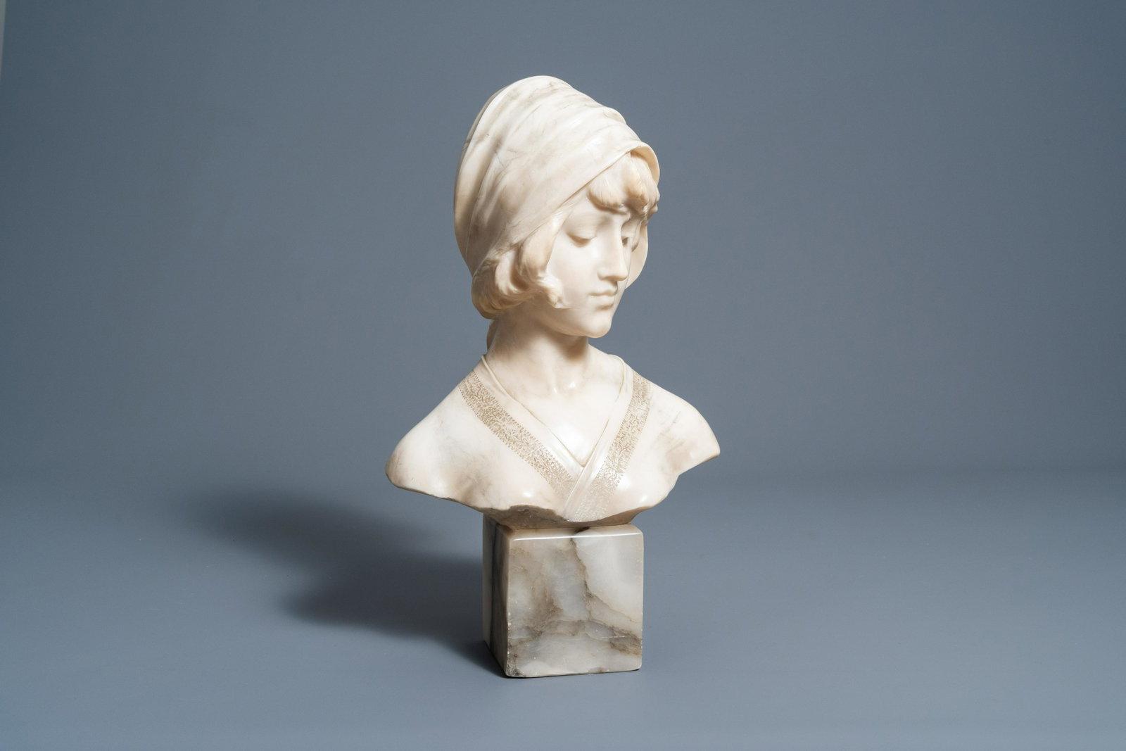 Umberto Biagini (19th/20th C.): Bust of an Italian: Full title: Umberto Biagini (19th/20th C.): Bust of an Italian beauty, marble and alabaster Description: H 48,5 cm