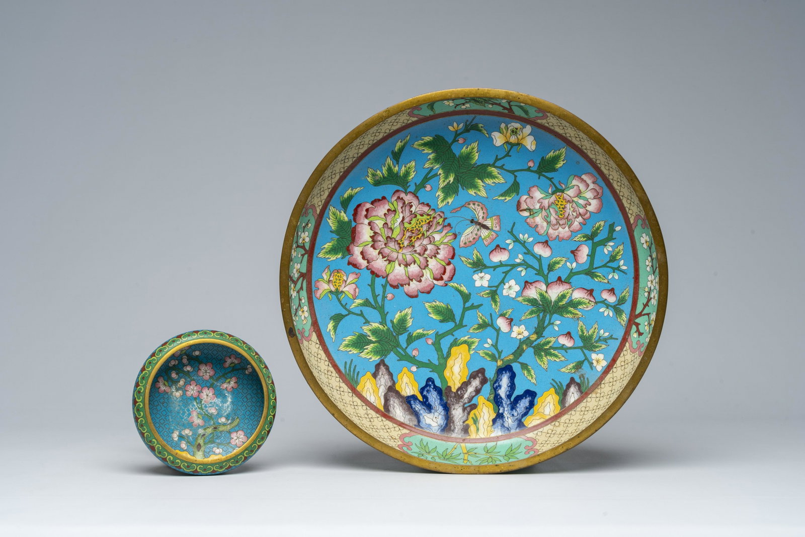 A Chinese cloisonnÃ© brush washer and a bowl with floral design, 20th C.: H 10,9 cm - Dia.: 38,5 cm H 4,9 cm - Dia.: 14 cm
