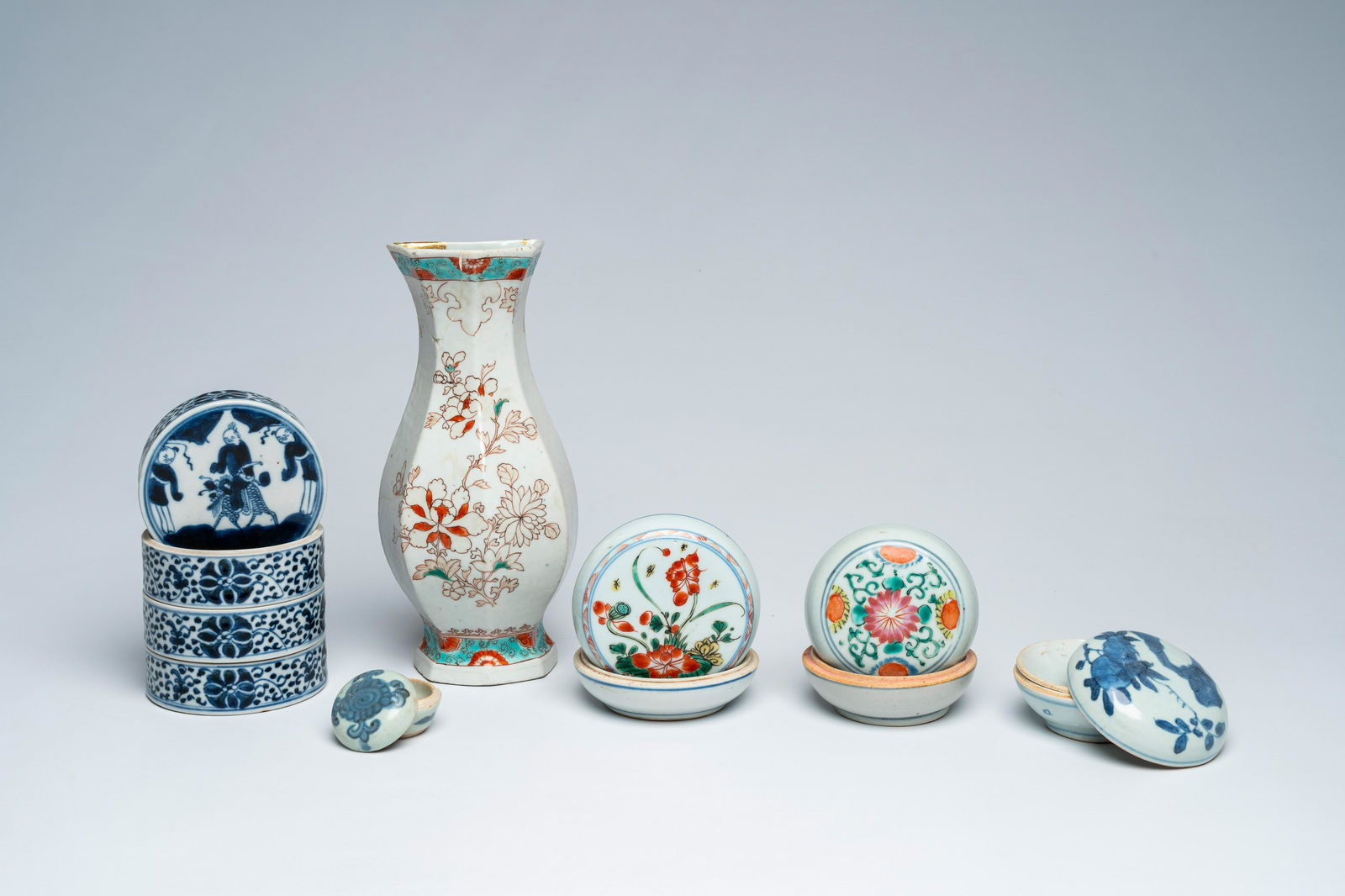 Five Chinese famille rose, famille verte and blue and white boxes and covers and a wall vase with: Full title: Five Chinese famille rose, famille verte and blue and white boxes and covers and a wall vase with floral design, Kangxi and later Description: H 25,2 cm (the vase) H 12,5 cm - Dia.: 10,3 c
