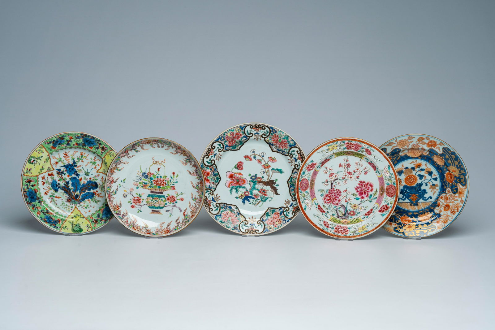 Five Chinese famille rose, Imari style and clobbered plates with floral design, Kangxi/Qianlong (1 of 5)
