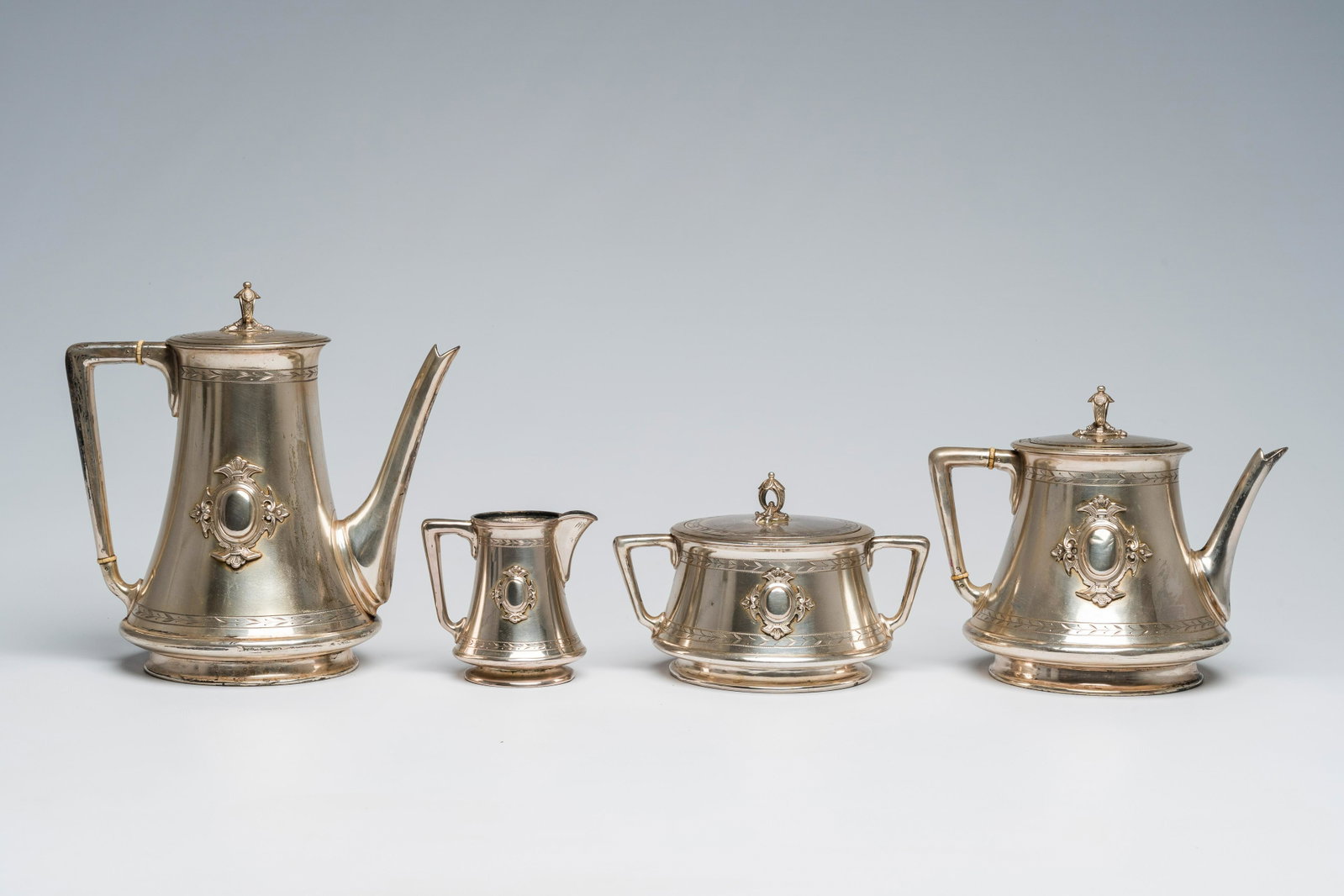 A Belgian four-piece silver coffee and tea set with cartouches, 800/000, 19th/20th C.: Full title: A Belgian four-piece silver coffee and tea set with cartouches, 800/000, 19th/20th C. Description: H 21,3 cm (the coffee pot) - Weight: 746 g H 16 cm (the teapot) - Weight: 566 g H 11,2 cm