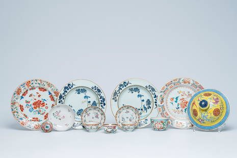 A varied collection of Chinese blue and white and famille rose porcelain, 18th/19th C.: Full title: A varied collection of Chinese blue and white and famille rose porcelain, 18th/19th C. Description: H 5,4 cm - Dia.: 8,2 cm (the largest cup)H 3,7 cm - Dia.: 7,2 cm (the smallest